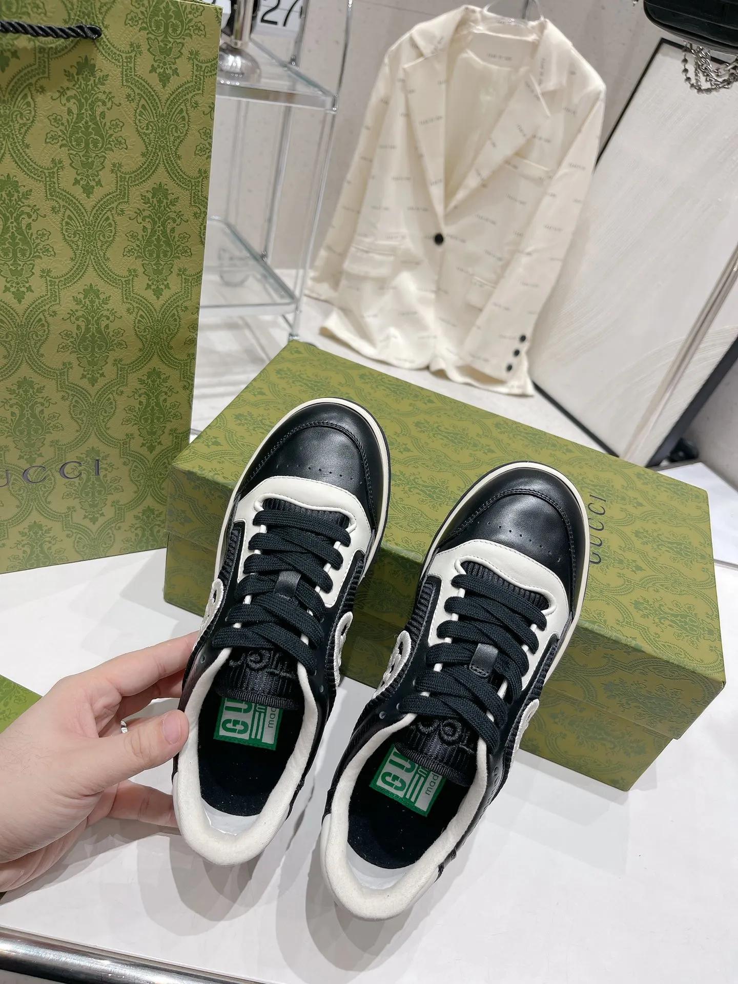 👟👟Ex-factory price 520👟👟 Gucci Gucci 2023 latest hot model MAC80 sneakers, couple style, casual, retro, old, dirty shoes, small dirty shoes, white shoes, original purchase, development, production, Gucci MAC80 new hot model series. The exquisite and compact interlocking double G logo romantically interprets the aesthetic concept of this series. Made of off-white leather, retro inspiration is cleverly integrated into the design of sports shoes, reinterpreting the brand logo. Fabric: Original custom imported first-layer cowhide. Lining: Original custom imported breathable mesh. Outsole: Original molded two-color TPU outsole. Sole thickness: 3CM. Size: Women's 35-40 / Men's 39-45.